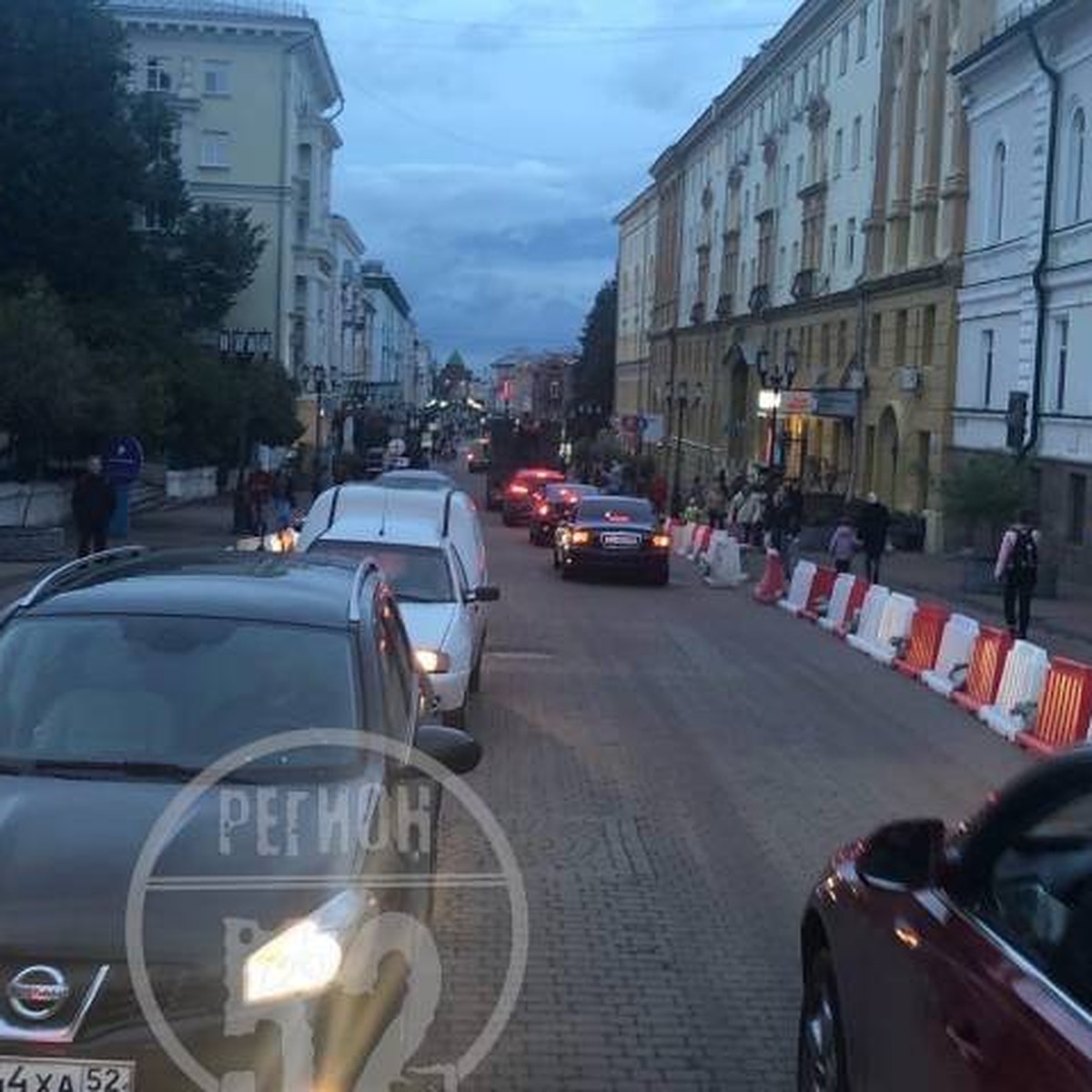 Автомобильная пробка образовалась на главной пешеходной улице Нижнего  Новгорода - KP.RU