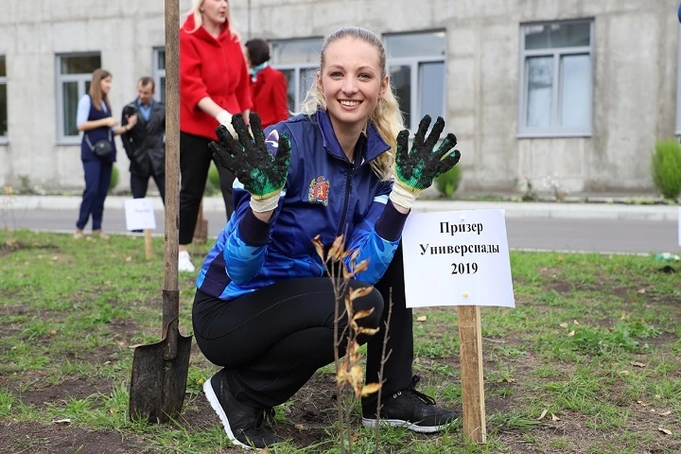 Один из кустов сирени посадила бронзовый призер Зимней универсиады-2019 Анна Самойлик, которая сейчас тренируется в составе сборной России. Фото минспорта Красноярского края.