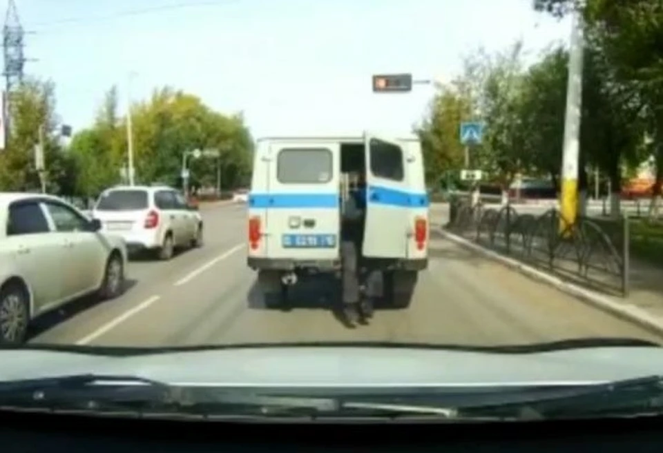 Видео эпичного побега из патрульной машины в Костанае появилось в сети. Фото: кадр из видео