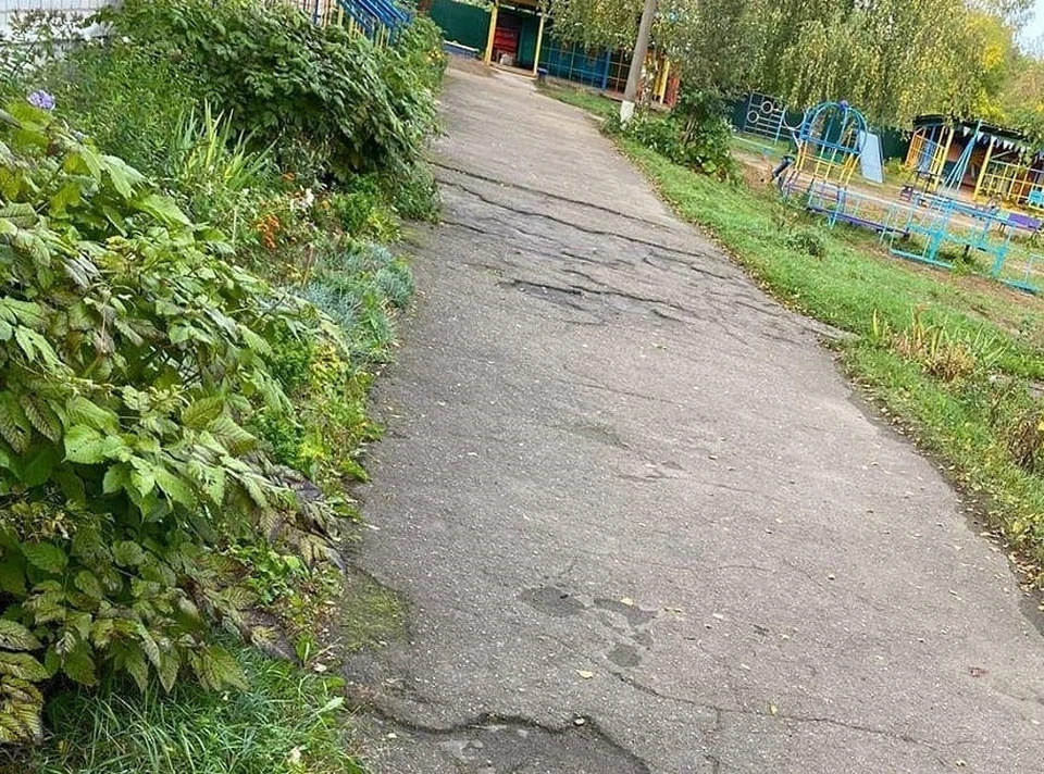 В Смоленске родители пожаловались на ужасную дорогу к детскому саду. Фото: ВК.