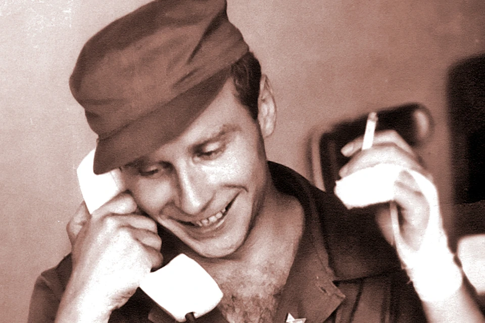 Бочаров во время одной из своих многочисленных командировок по миру (кстати, курить он бросил более двадцати лет назад). Фото: Личный архив