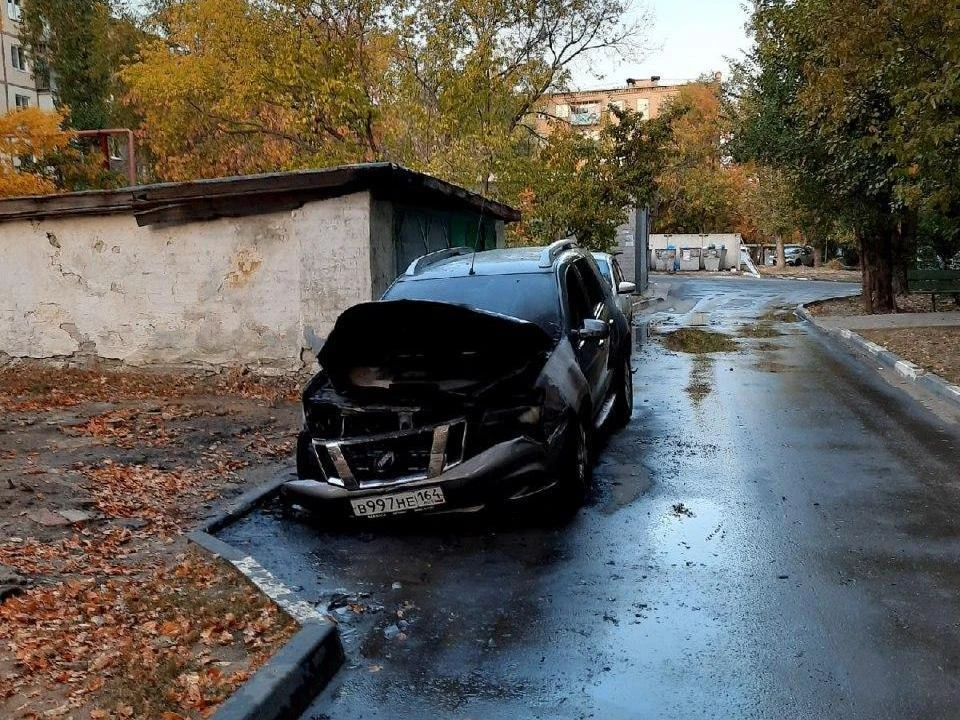В Ленинском районе Саратова сгорел автомобиль. Фото из соцсети