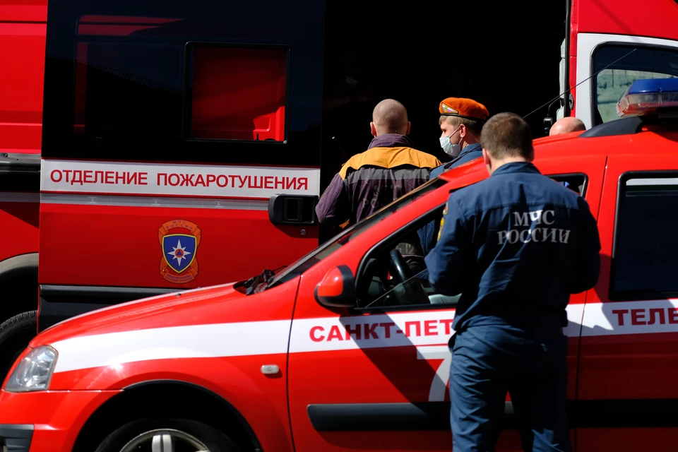 Сотрудники МЧС спасли двух человек из горящей квартиры на проспекте Стачек
