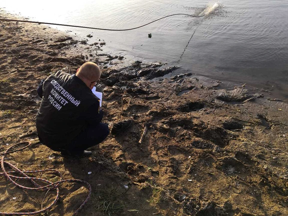 В пруду в Саратовской области рыбаки выловили обувь с частью человеческой ноги