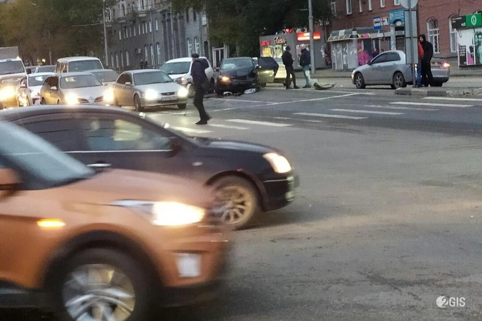Две машины столкнулись на улице Станиславского. Фото: Степан Мальцев