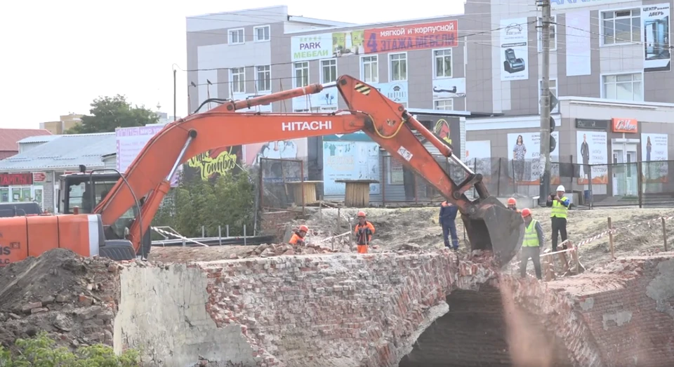 Мост собирались начать разбирать еще в середине августа, но к работам приступили лишь сейчас
