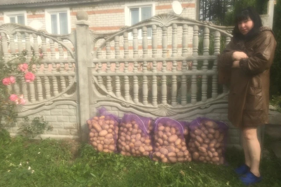 Жительница Дубровки с картошкой от АО «Чистая планета». Фото: АО «Чистая планета».