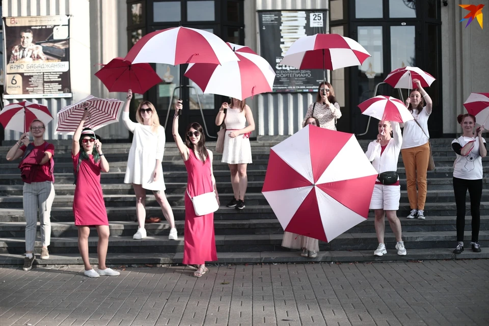 Девушки в одежде красного и белого цветов снова вышли на акцию протеста. Фото иллюстративное