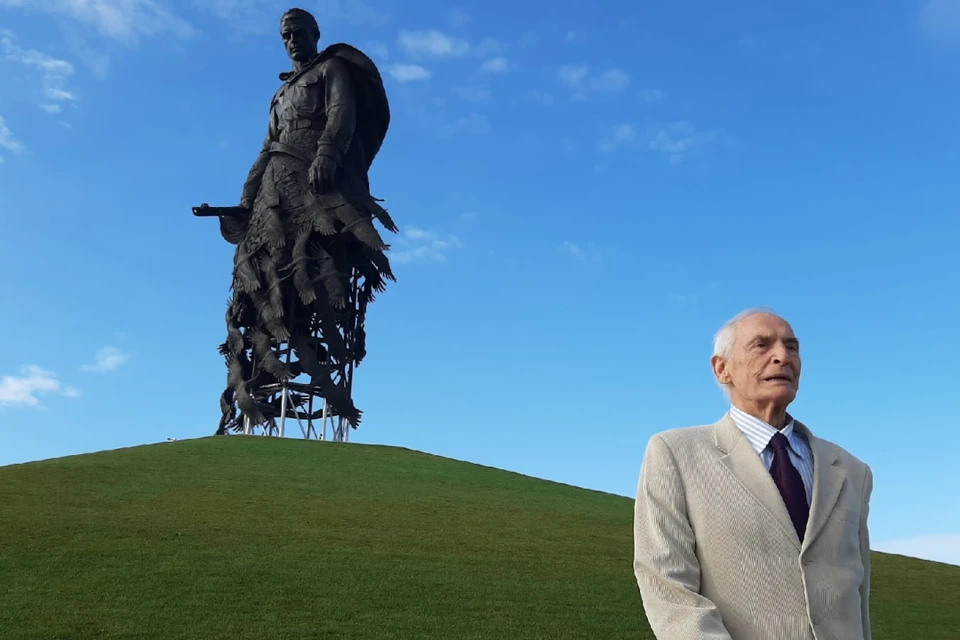 Народный артист СССР Василий Лановой побывал на мемориале Советскому солдату под Ржевом. Фото: сообщество в соцсетях «Ржев Сегодня»/rzhevtv.