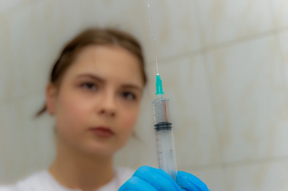 Медики Санкт-Петербурга впервые были привиты вакциной от коронавируса