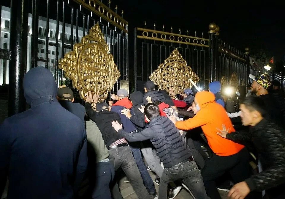 В Бишкеке протестующие прорвались на территорию Белого дома