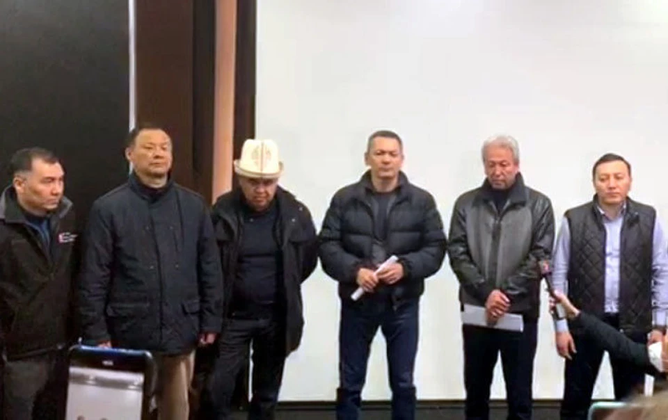 Возглавил координационный совет Адахан Мадумаров (на фото второй справа).