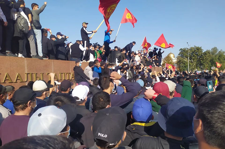 В центре Бишкека продолжаются стихийные митинги.