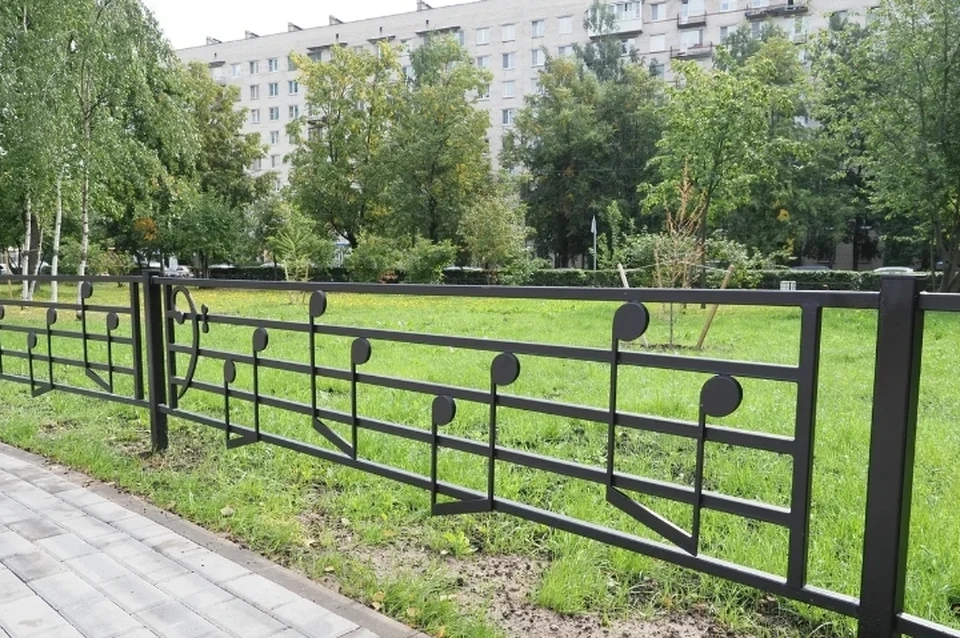 Градозащитники хотят преобразить вид заборов в Санкт-Петербурге.