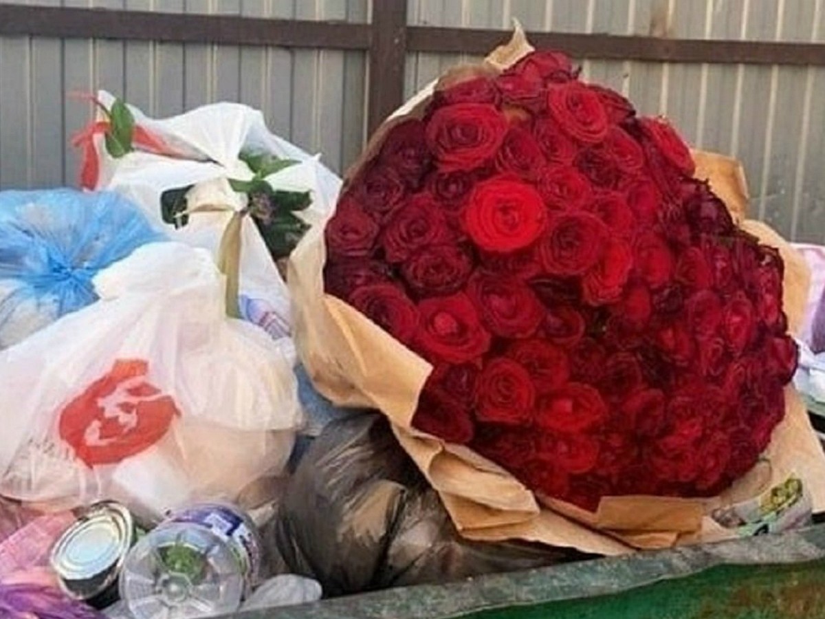 Букет роз в мусорке