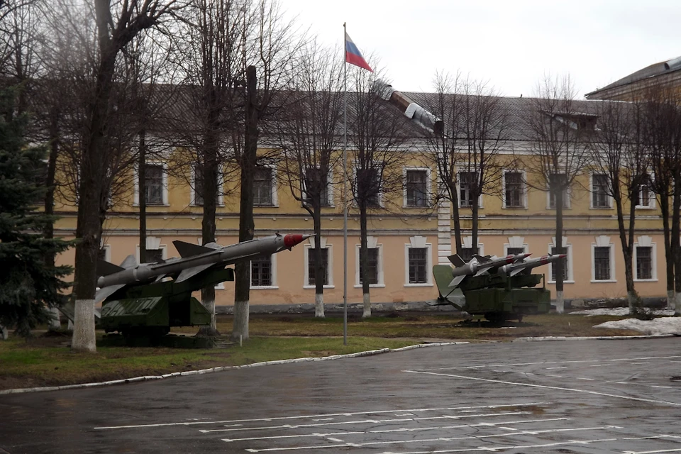 Военная академия ВКО в Твери всё также учит курсантов.