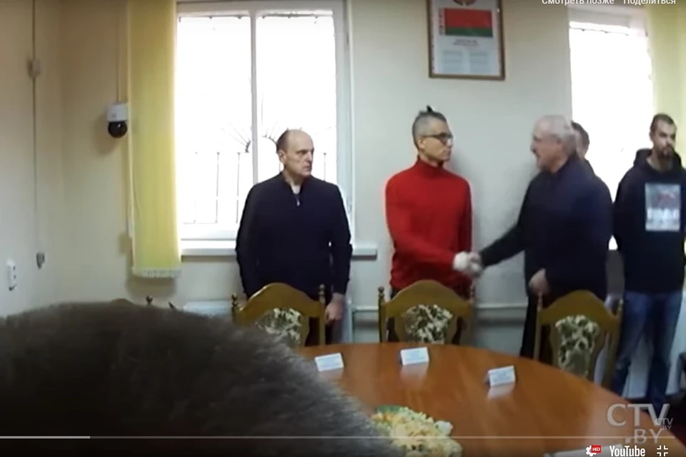 После встречи заключенные стояли у стены, а Лукашенко жал им руку. Фото: стоп-кадр.