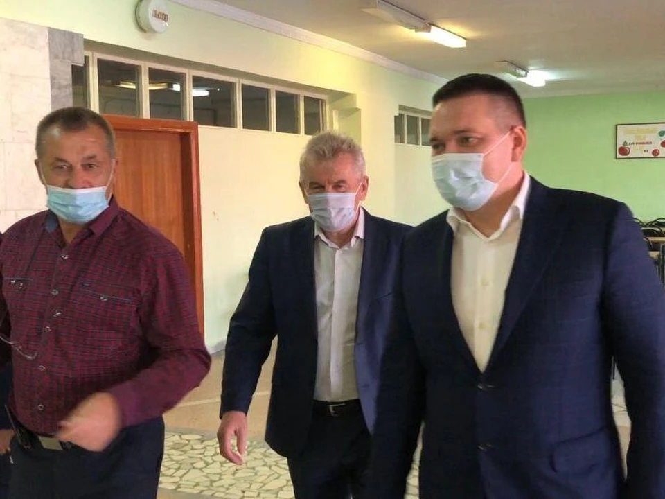 Воробьев закупил для школы в Романовке мебель и передал ее в очередной визит
