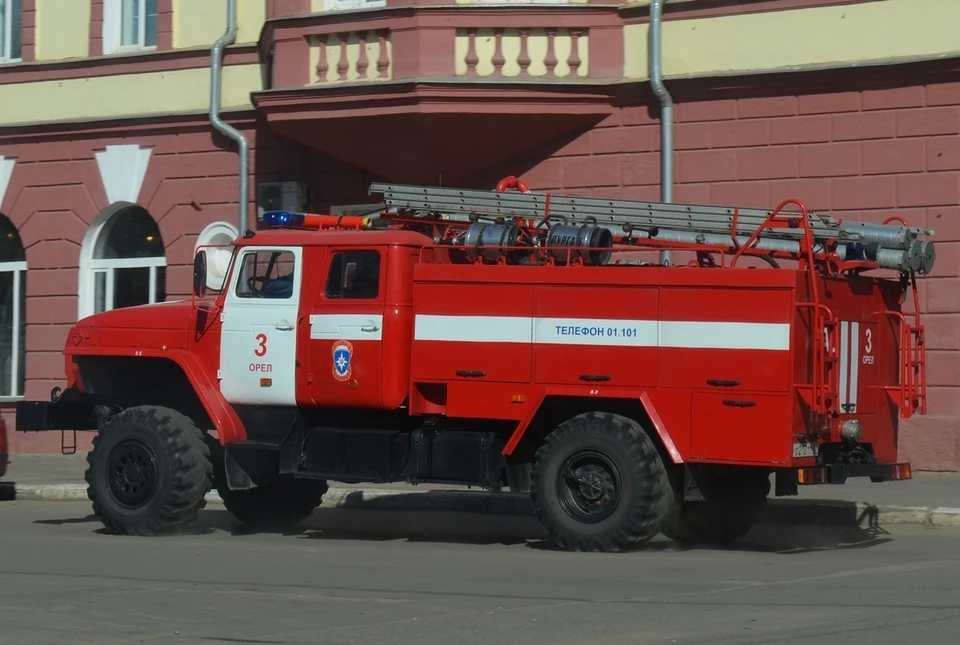 В Орле пожарные тушили огонь, охвативший квартиру в многоэтажке