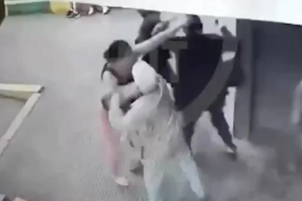 Две женщины в Самаре сцепились на детской площадке