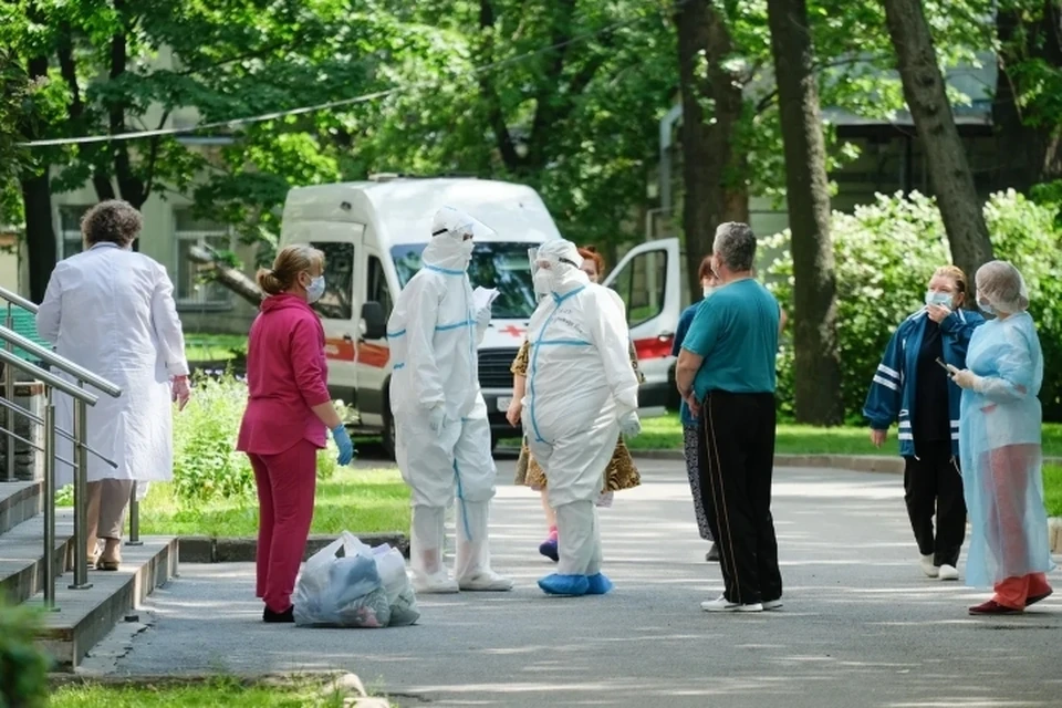 Власти Санкт-Петербурга продлили до конца октября новые льготы медикам, которые лечат больных с коронавирусом.