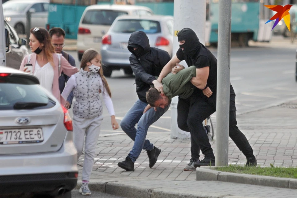 В штатском. Задержания Мона в штатском.