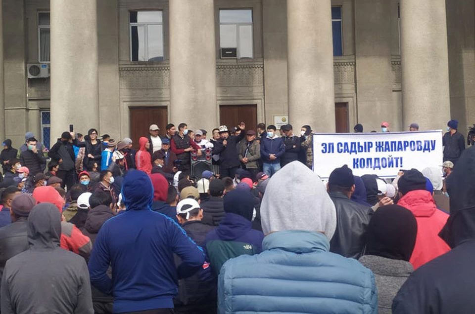 Митинг на Старой площади Бишкека в поддержку Садыра Жапарова продолжается несколько дней.
