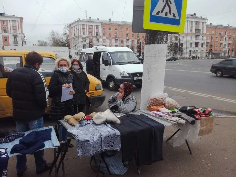 В Твери нелегально торговали трикотажем и фруктами Фото: администрация Твери