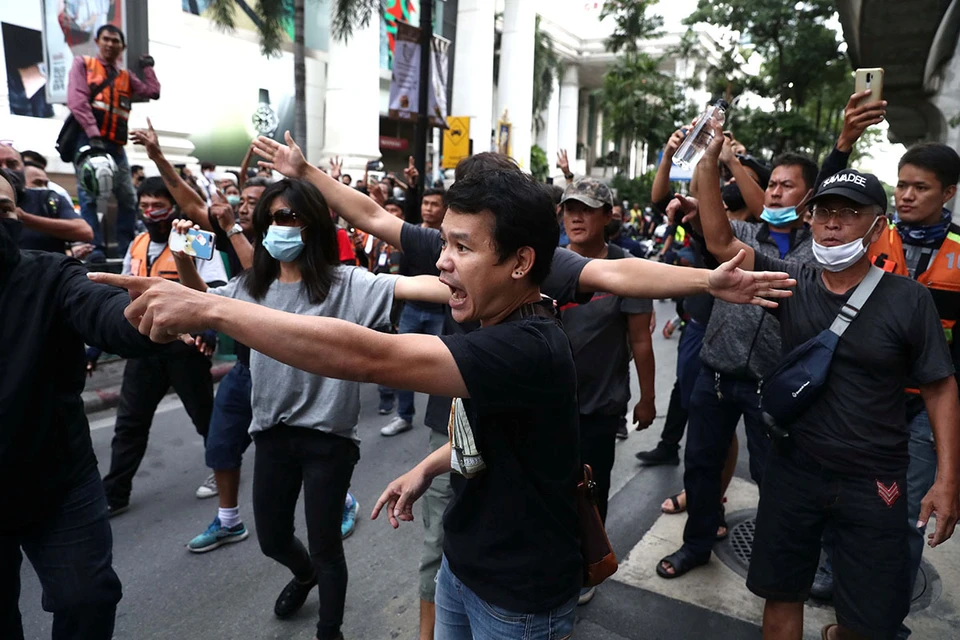Бангкок сотрясают массовые акции протеста