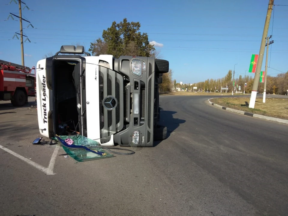 Фура легла на левый бок.