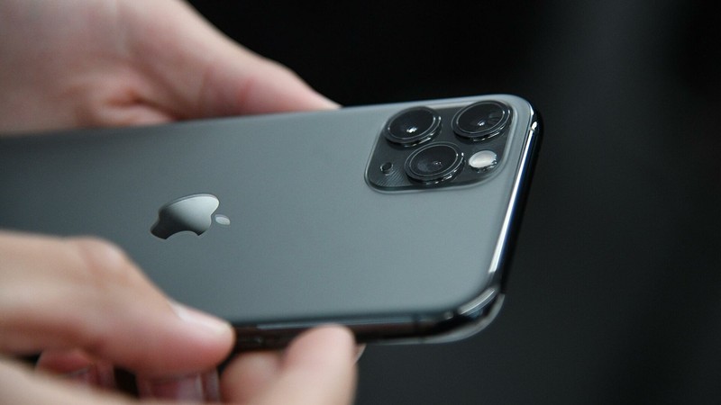 iPhone 12 - произведение искусства. И стоит соответственно. Фото: РИА.