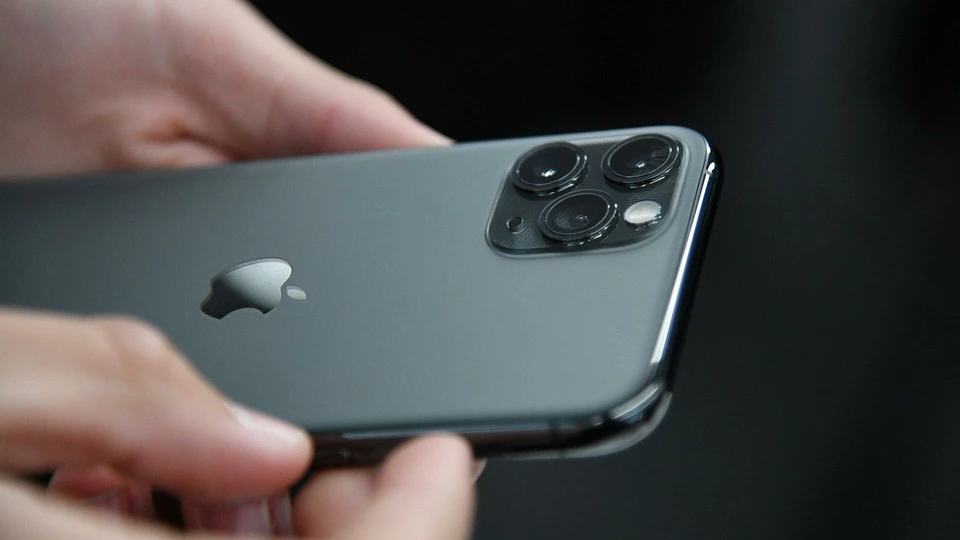 iPhone 12 - произведение искусства. И стоит соответственно. Фото: РИА.