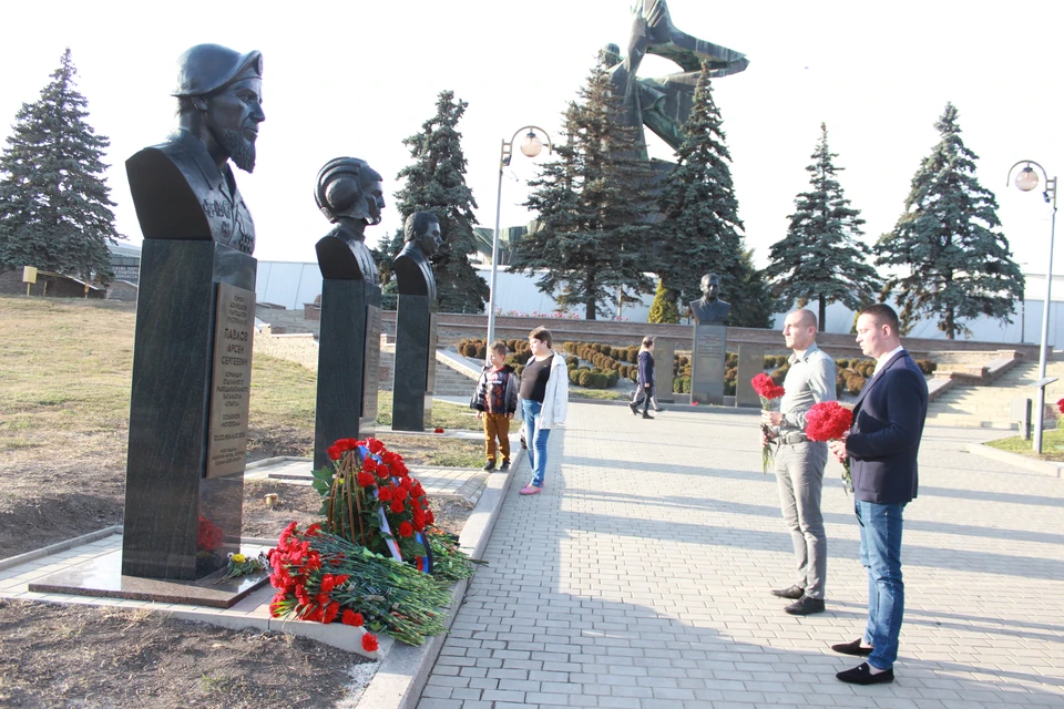Цветы к памятнику Мотороле возложили и активисты Народной Дружины. Фото: НД ДНР