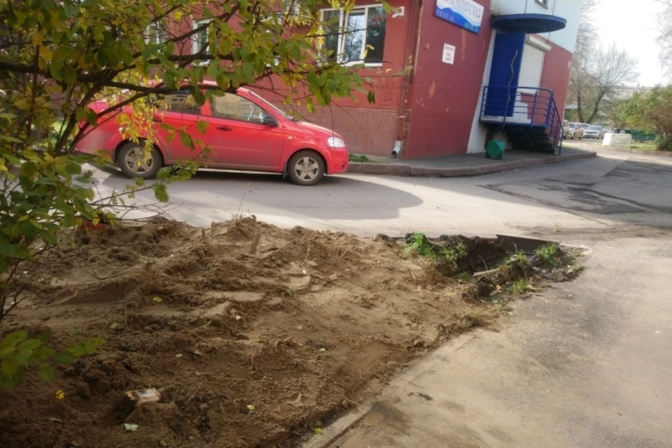 Кемеровчане жалуются на кучи песка во дворах