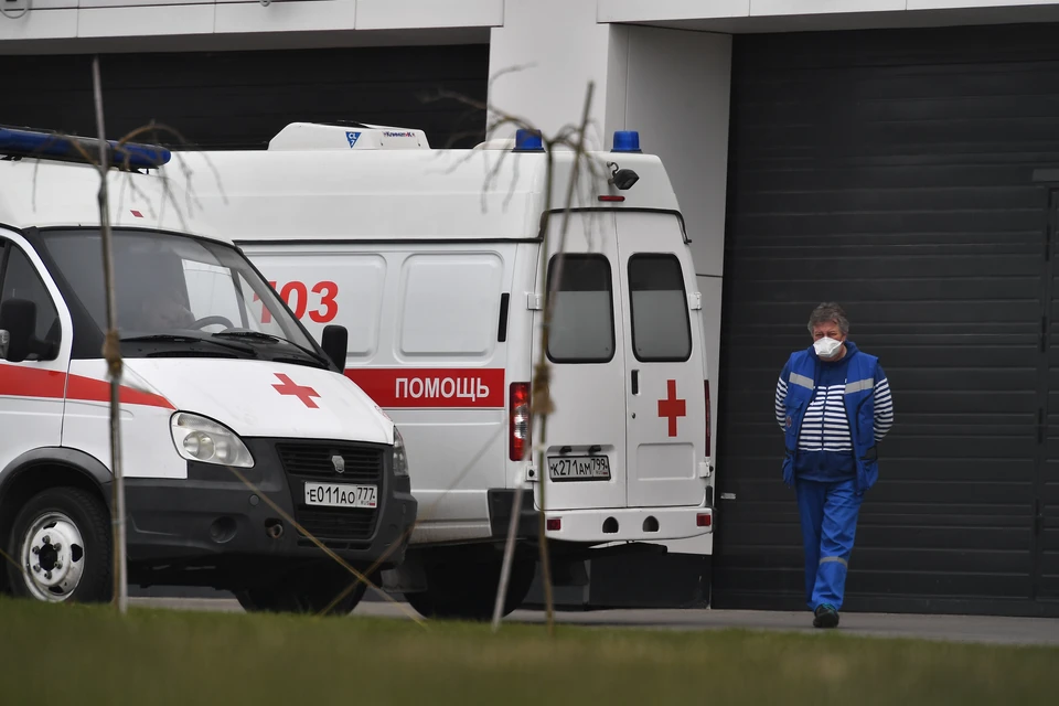 Автомобили скорой помощи у медицинского центра «Новомосковский» в Коммунарке