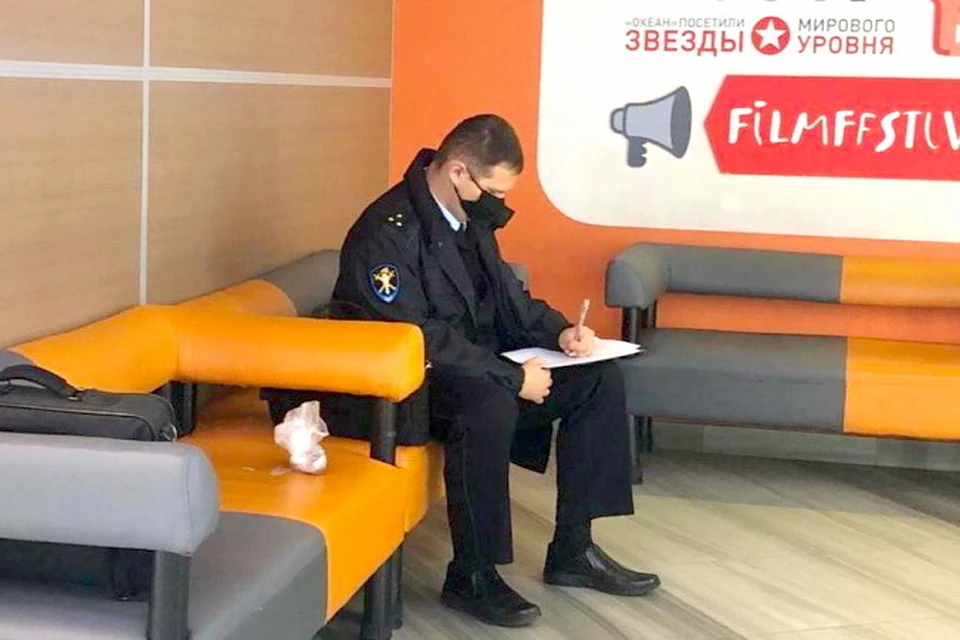 Полицейский заполняет протокол в кинотеатре. Фото: пресс-службы УМВД России по городу Владивостоку