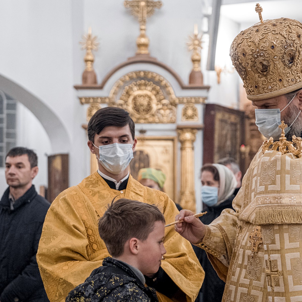 Крест не целовать: Митрополит Тверской и Кашинский Амвросий рассказал  прихожанам, как правильно посещать храмы в период коронавируса - KP.RU