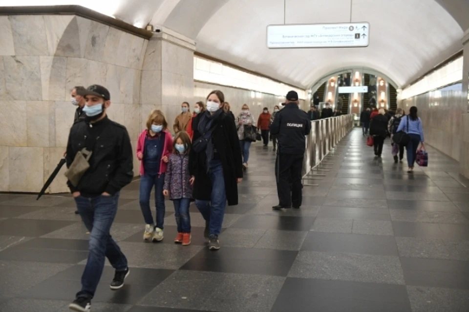 Пассажиры столичного метро в медицинских масках на станции Проспект Мира