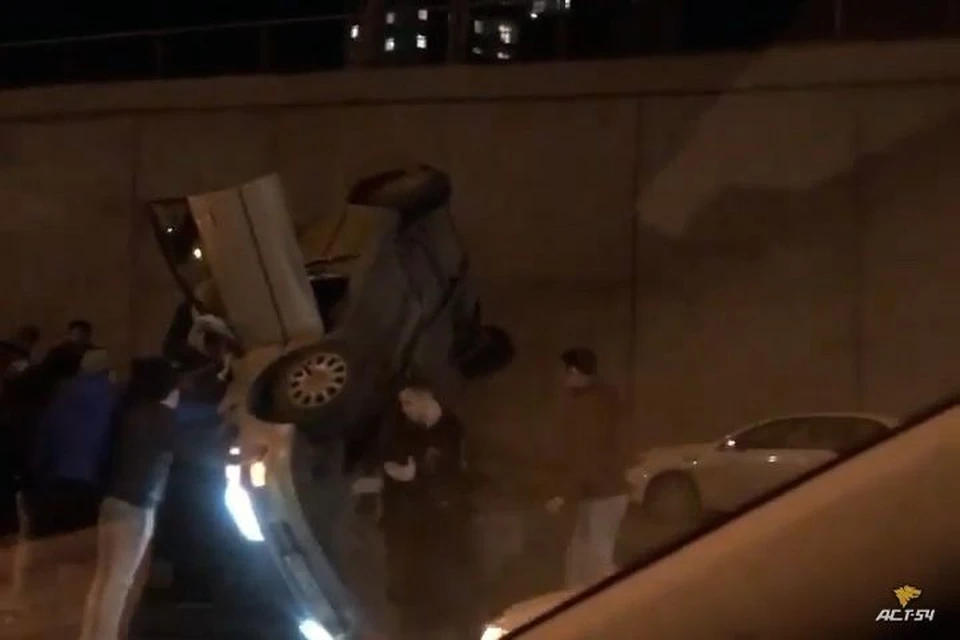 Возвращать машину в горизонтальное положение помогали другие автомобилисты. Фото: "АСТ-54"