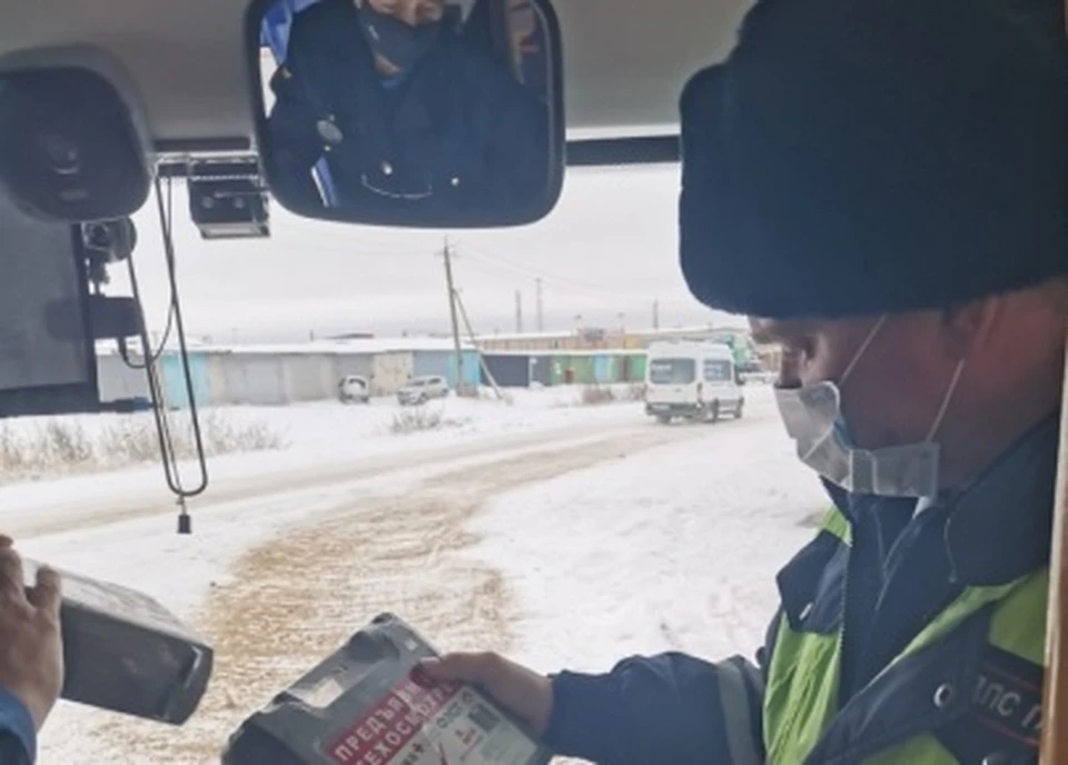 В Надыме сотрудники ГИБДД проверяют техническое состояние автобусов. Фото - УГИБДД УМВД России по Ямало-Ненецкому автономному округу.