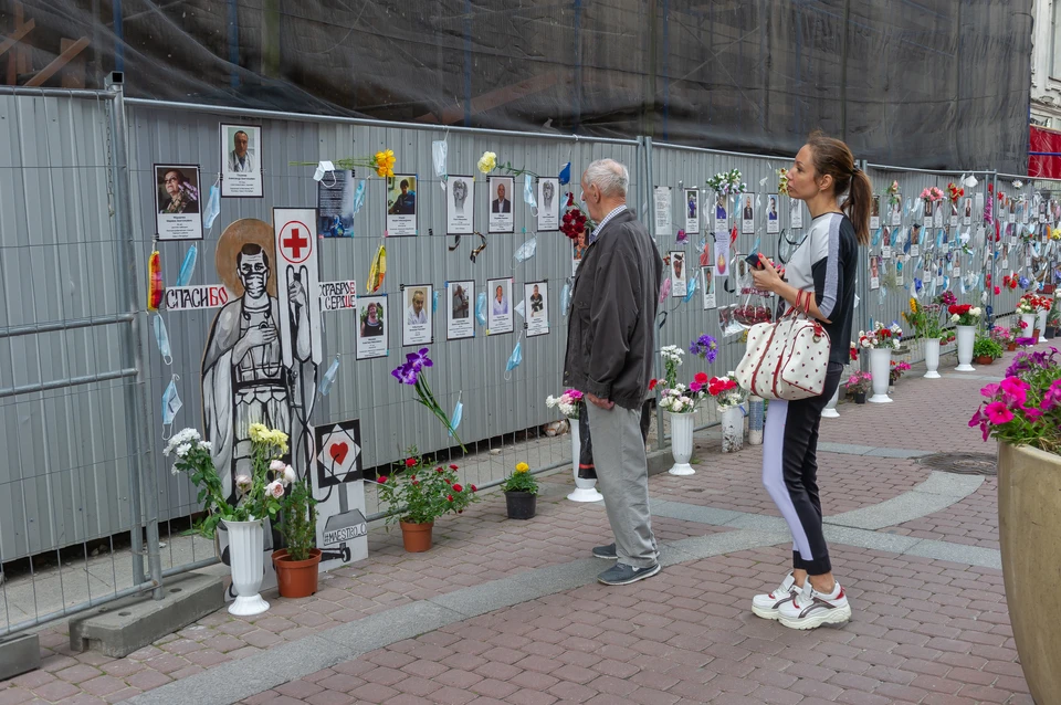 Память погибших медиков увечат аллеей из кленов в Калининском районе.