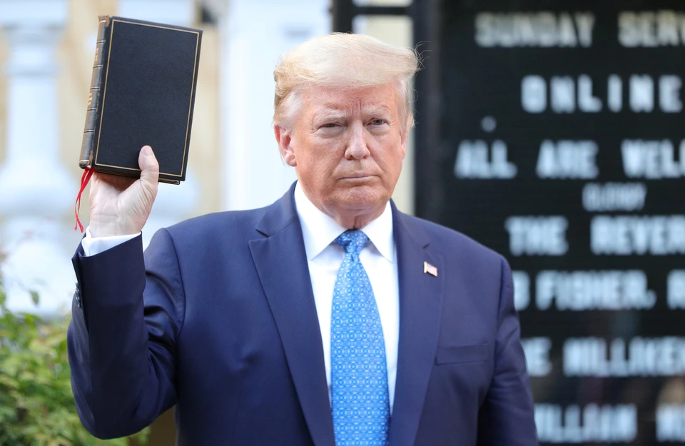 Трамп заявил, что Байден выступает «против Бога»