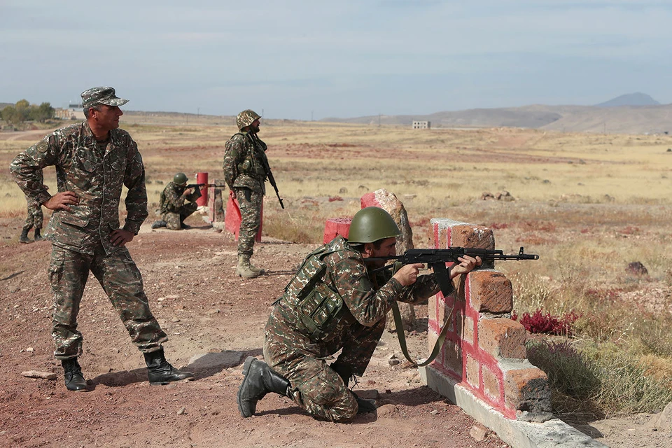 Армянские резервисты проходят курс обучения бойца на стрельбище под Ереваном.