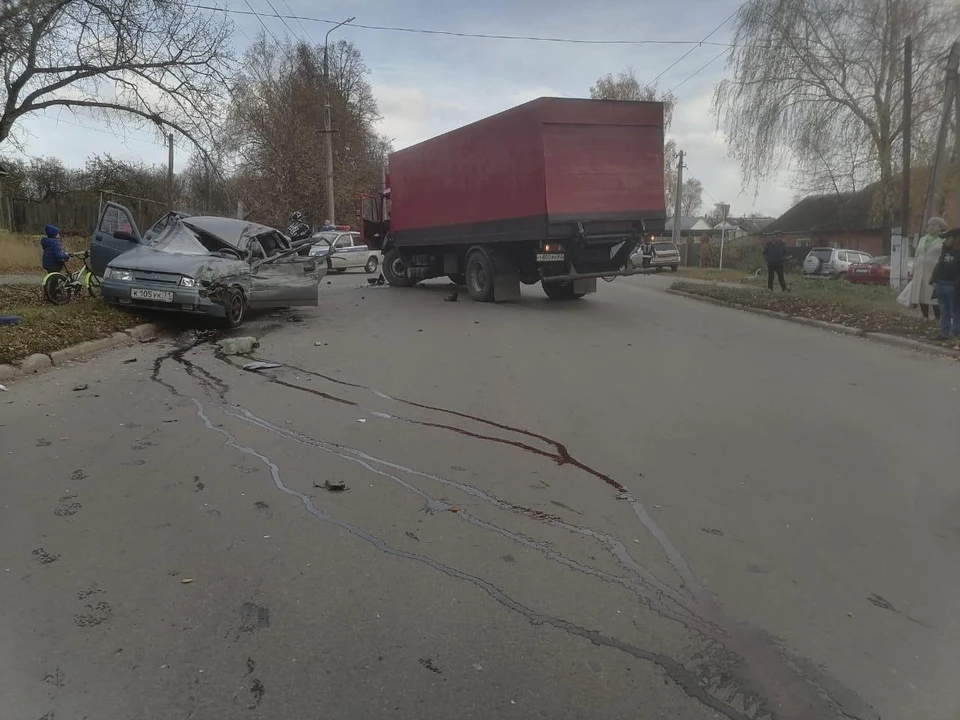 В Тульской области неуступчивый грузовик врезался в ВАЗ