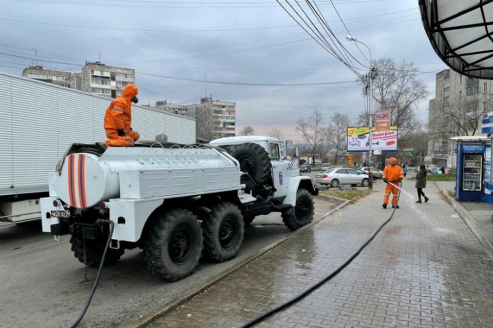 Военные продезинфицировали остановки Хабаровска