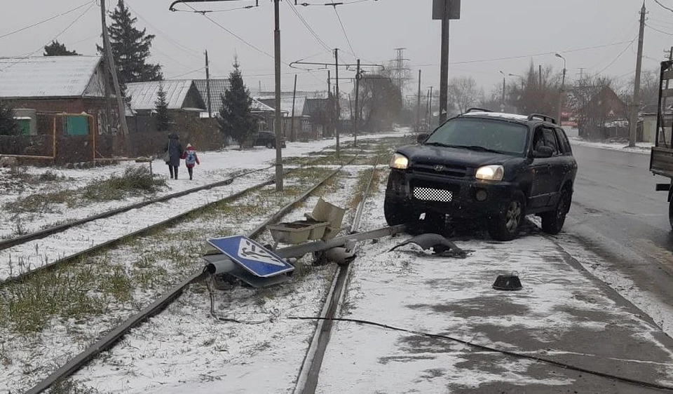 В Амуре водитель джипа уронил столб со светофором с уехал.