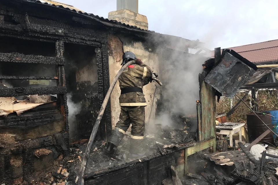 Спасатели нашли в горящем доме уже мертвую женщину. Фото: пресс-служба МЧС Челябинской области