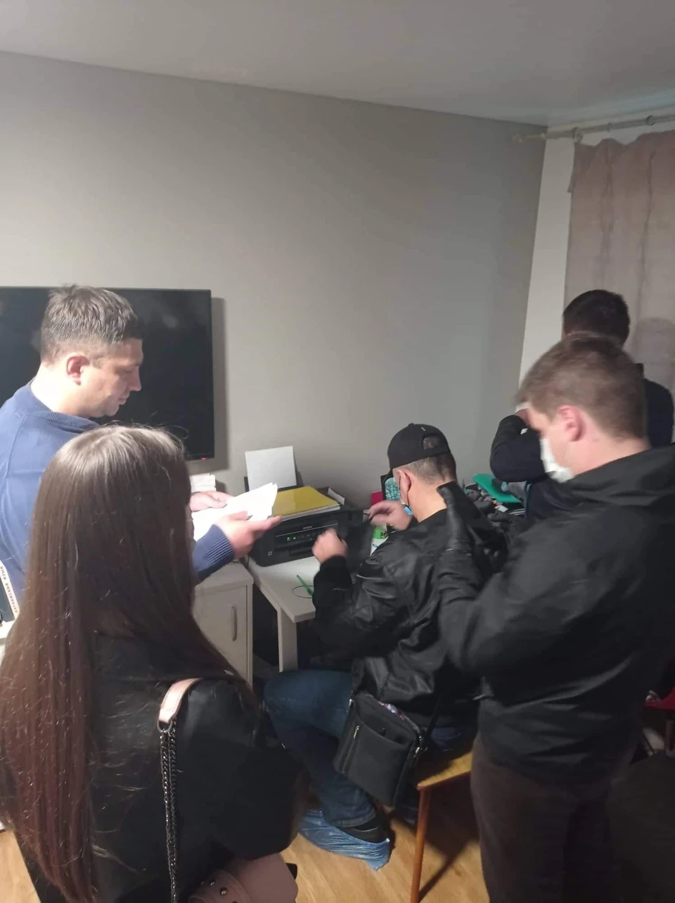 На месте сейчас присутствуют понятые. Фото: Олег Кочеров/ФБ