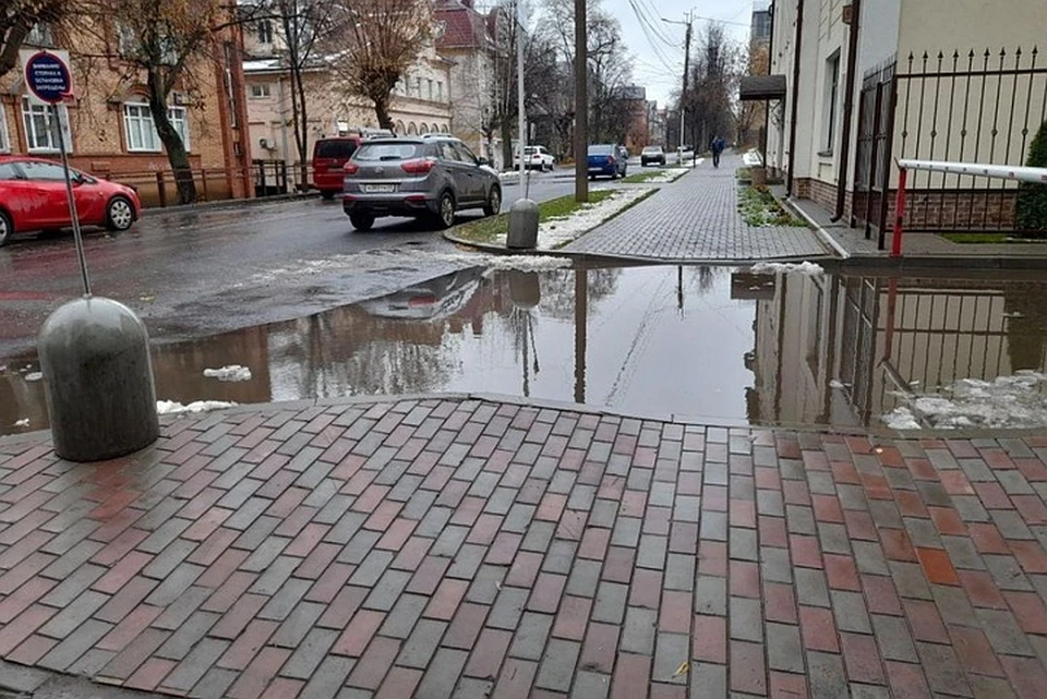 Лужи создают трудности для пешеходов. Фото: admkirov.ru