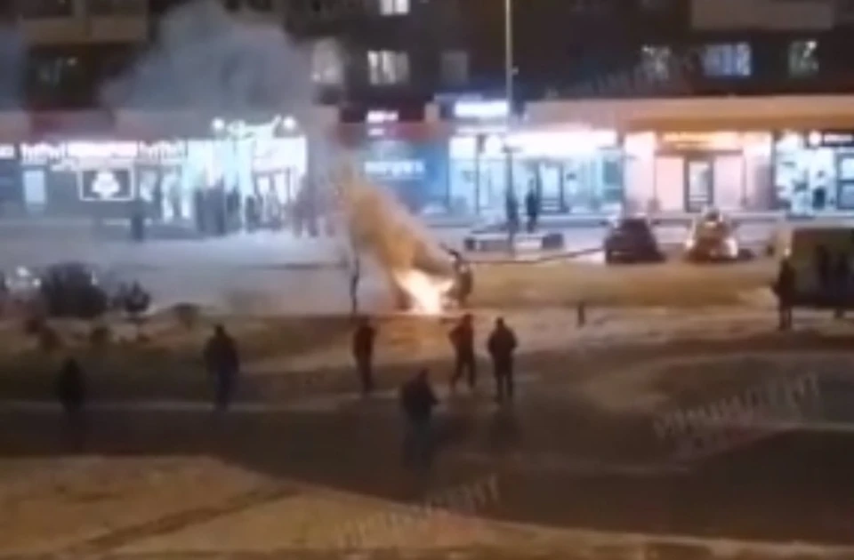 Очевидцы сняли на видео горящий автомобиль в Кемерове. ФОТО: Телеграм, "Инцидент Кузбасс"